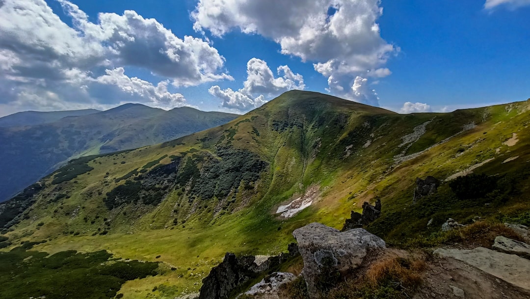 Топ-10 найкращих маршрутів для хайкінгу в Карпатах у 2025 році
