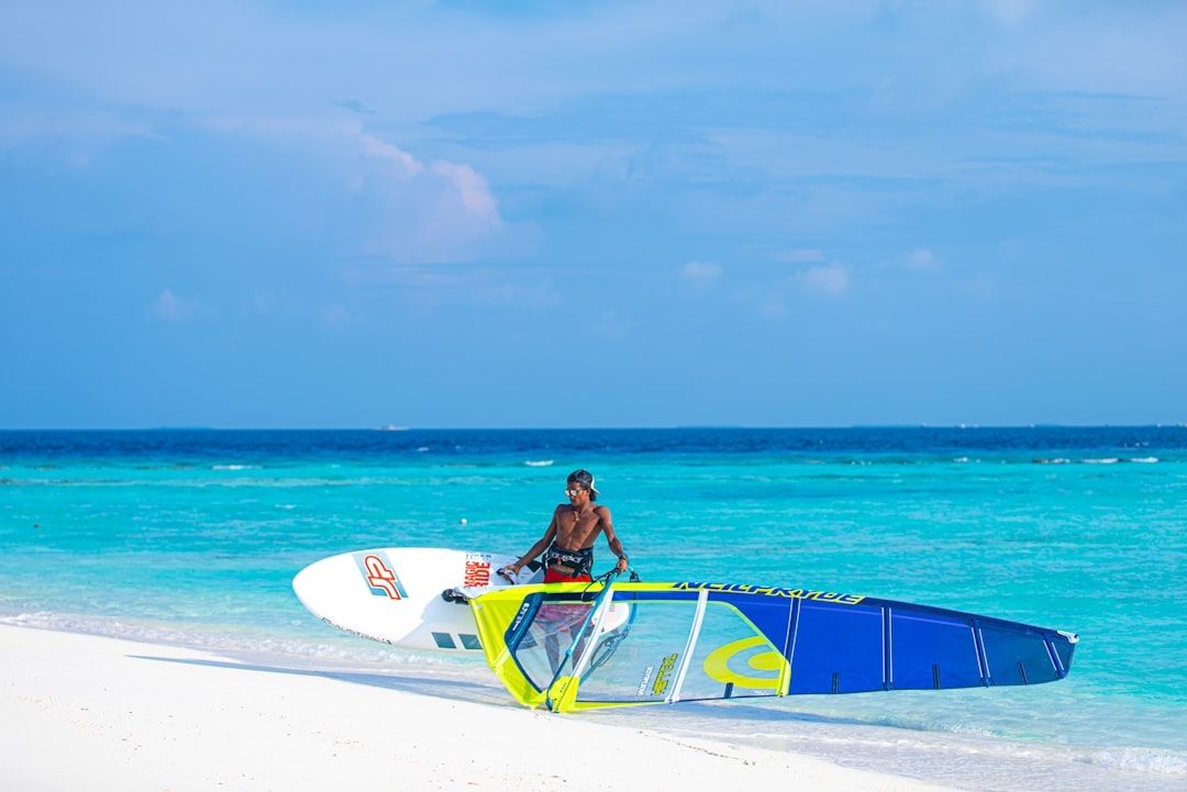 Відпочинок на SUP-борді: що це таке, як почати та де кататися в Україні у 2025