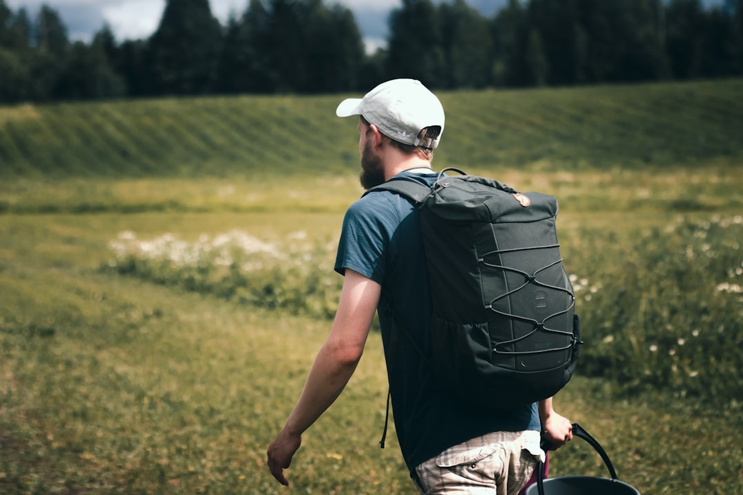 Як вибрати туристичний рюкзак для походу: повна інструкція 2025