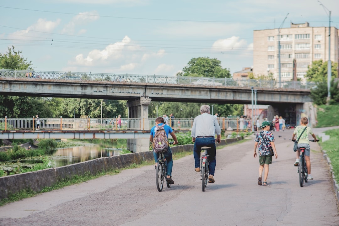 Велосипедом по Україні: як скласти безпечний маршрут для всієї родини