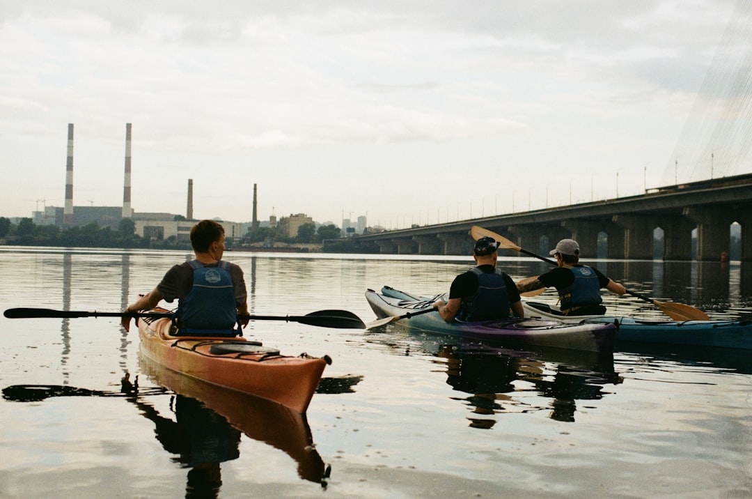 Каякінг для початківців: як вибрати байдарку та де покататися в Україні